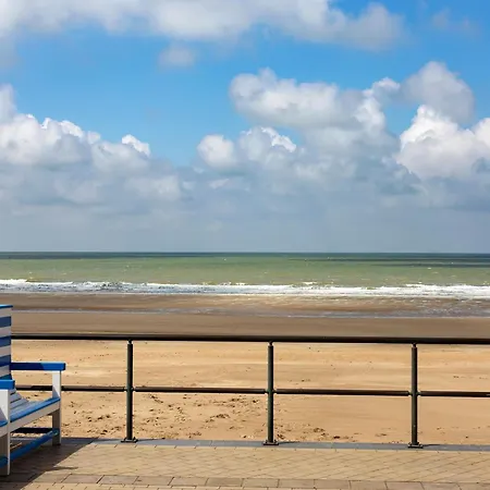 Апартаменты Flat In Ostend Near The Beach, Cleaning Included Миделкерк